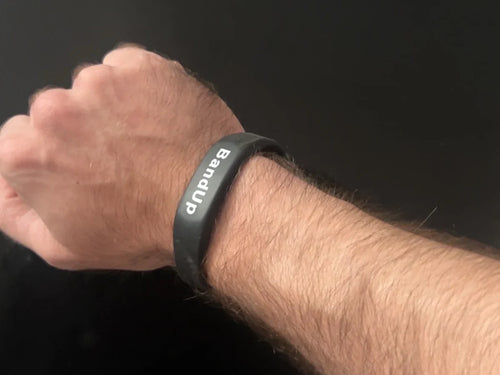 Bracelet BandUp Black porté au poignet